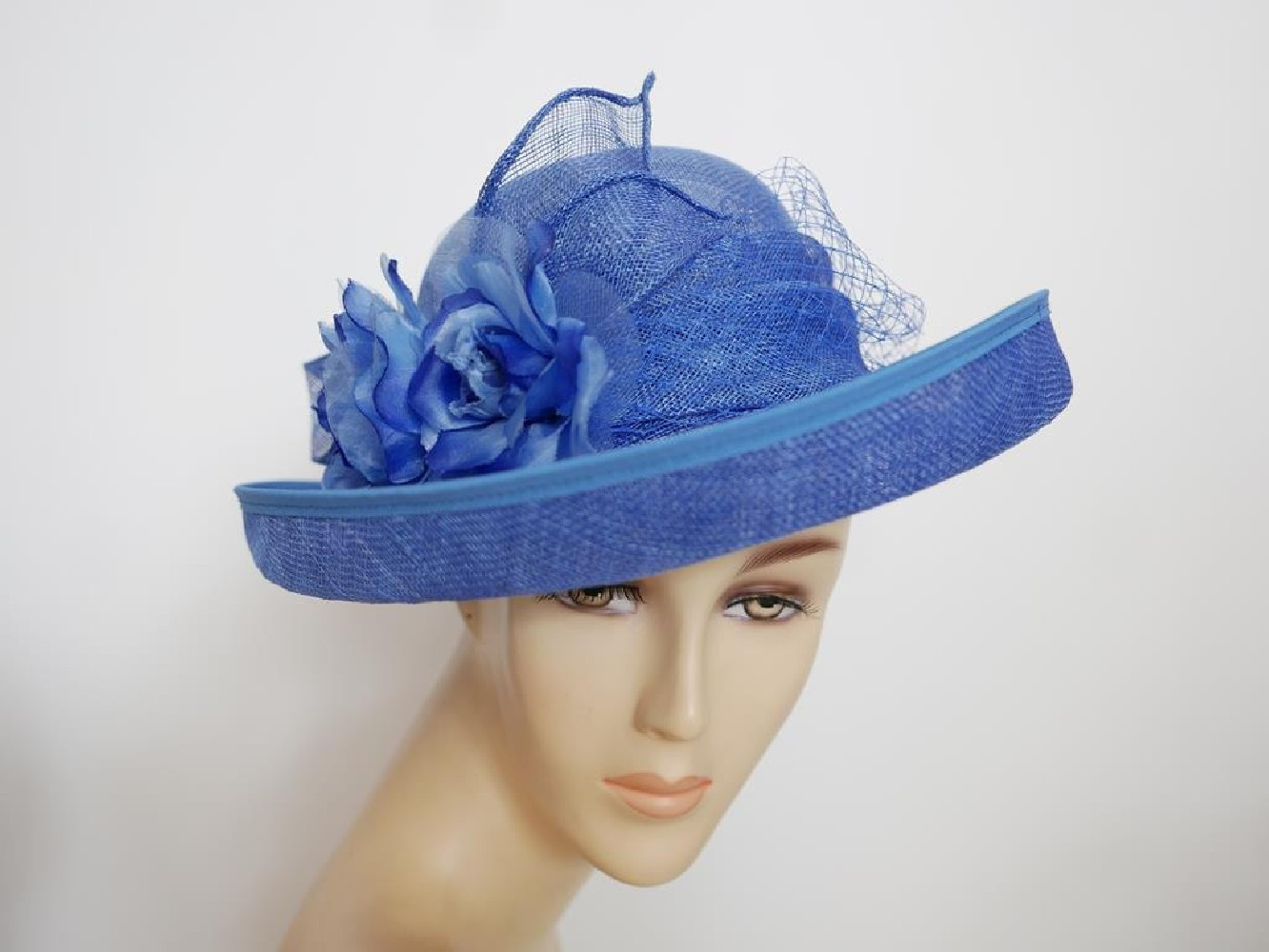 Niebieski wizytowy kapelusz z sinamay regulowany do 56 cm