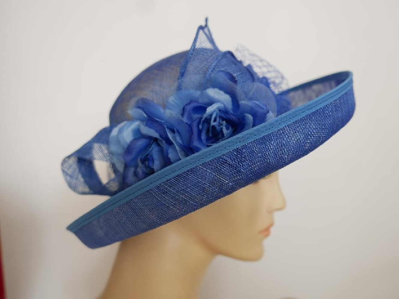 Niebieski wizytowy kapelusz z sinamay regulowany do 56 cm