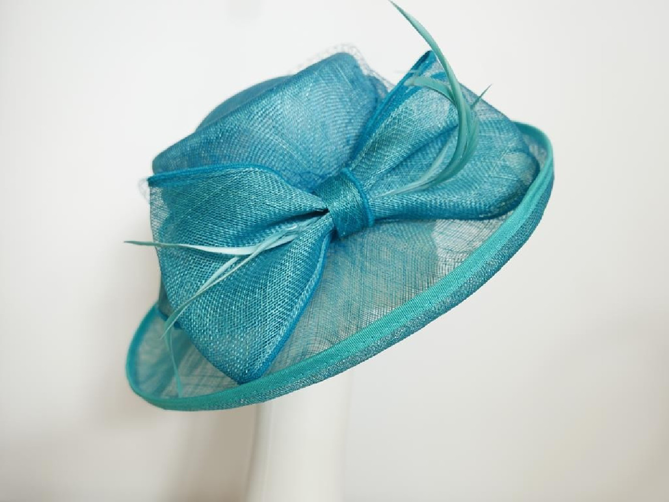 Niebieski turkus kapelusz z sinamay regulowany do 57,5 cm