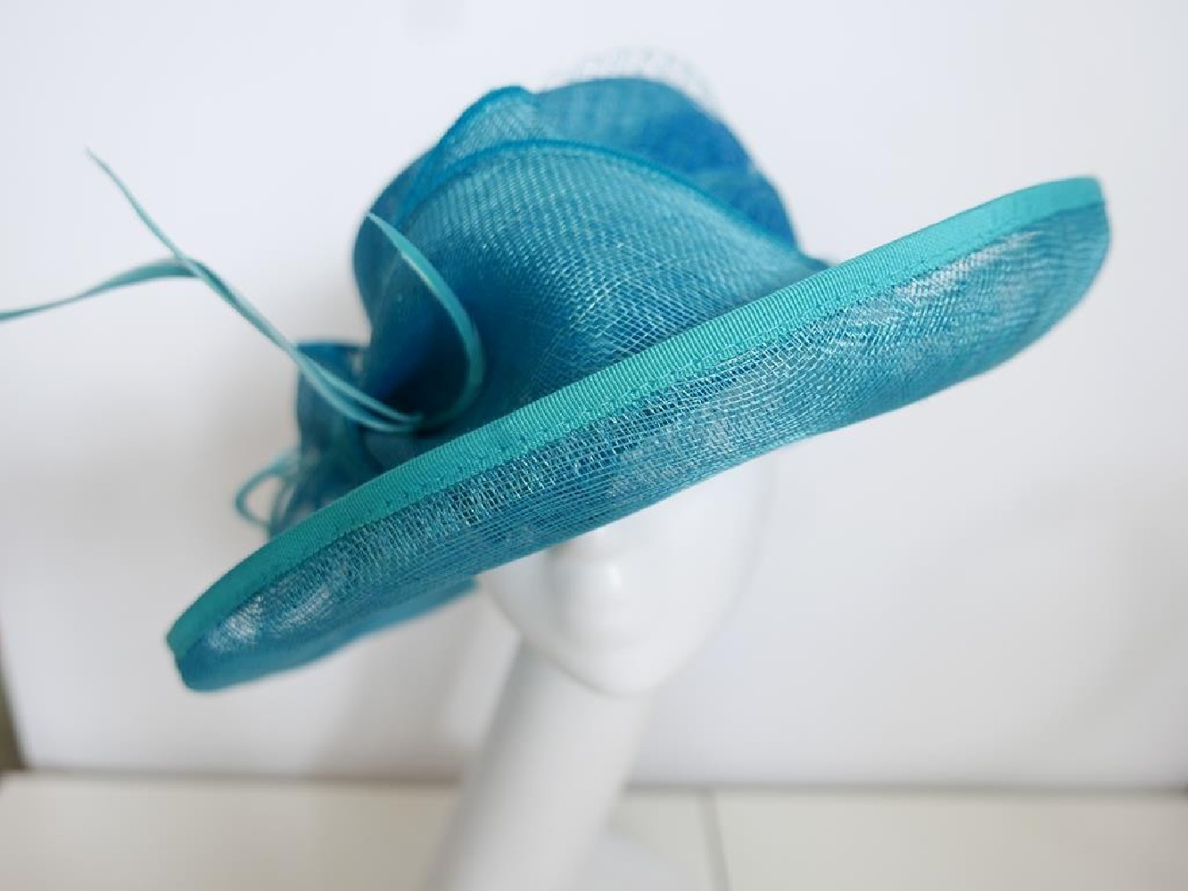 Niebieski turkus kapelusz z sinamay regulowany do 57,5 cm