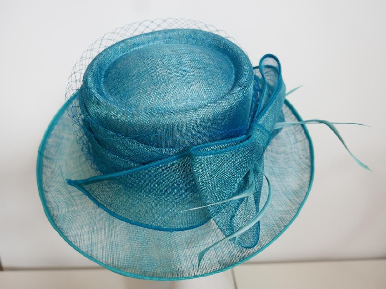 Niebieski turkus kapelusz z sinamay regulowany do 57,5 cm