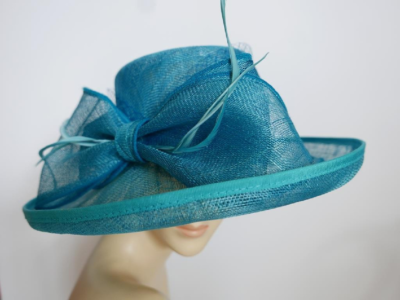 Niebieski turkus kapelusz z sinamay regulowany do 57,5 cm