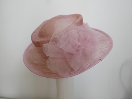 Pudrowy róż kapelusz z sinamay 56-57 cm