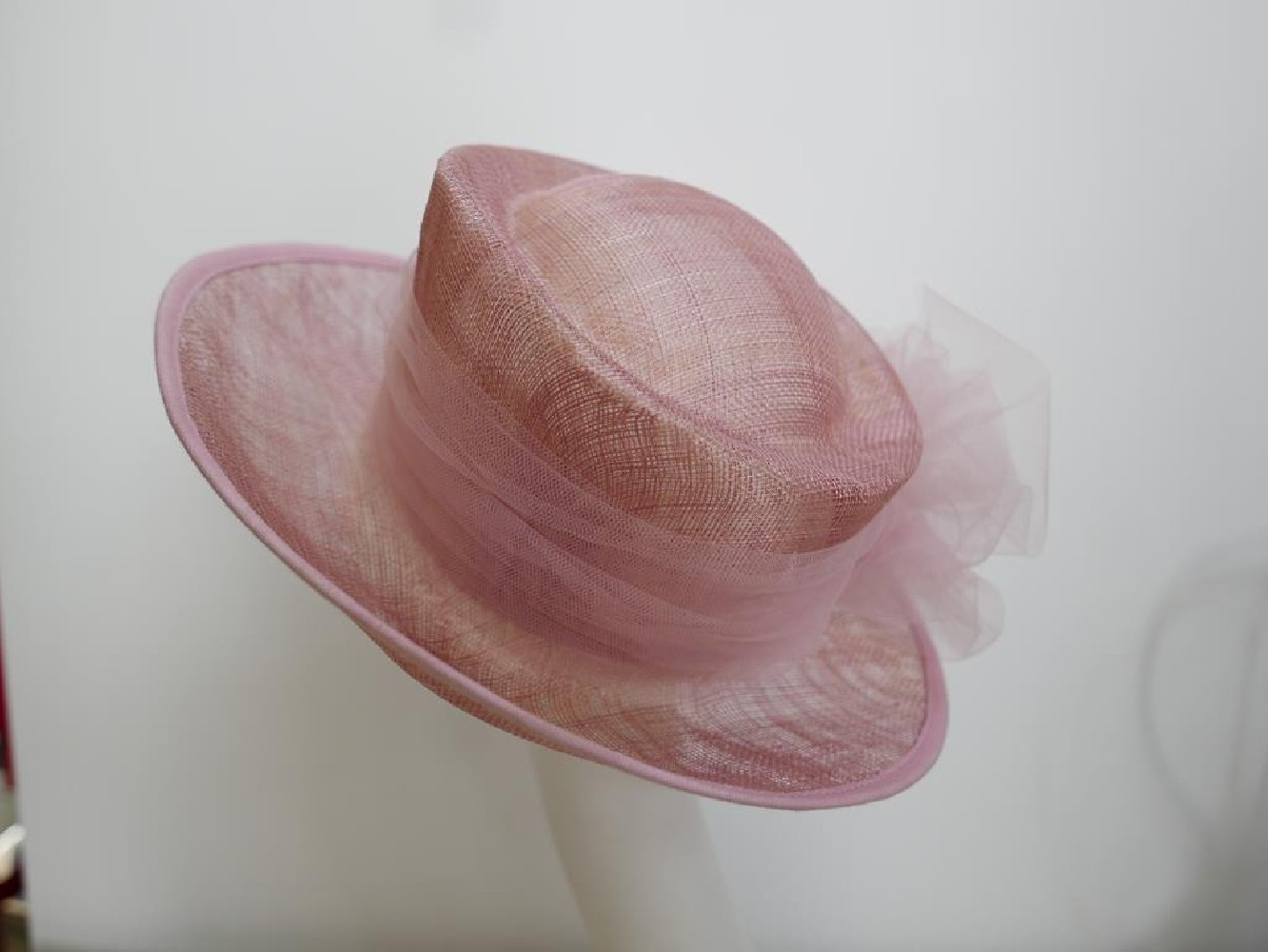 Pudrowy róż kapelusz z sinamay 56-57 cm