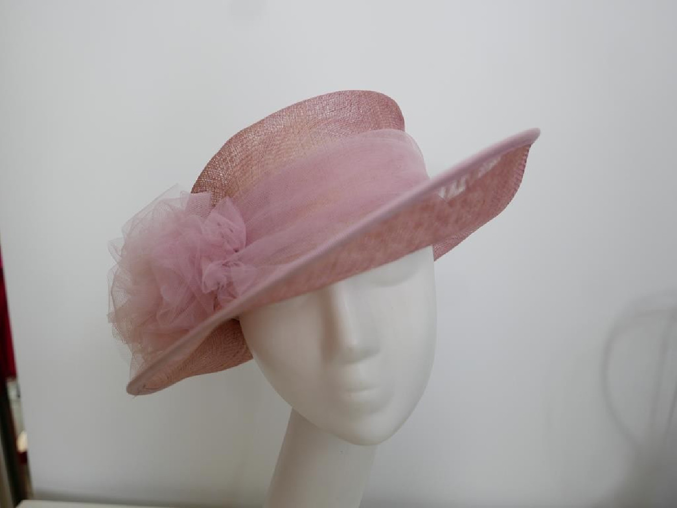 Pudrowy róż kapelusz z sinamay 56-57 cm