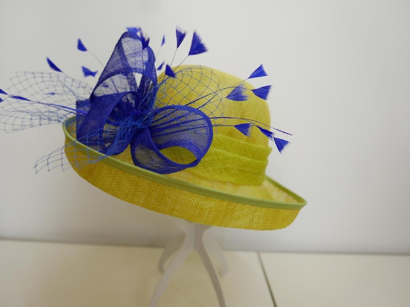 Limonkowo szafirowy wizytowy kapelusz z sinamay regulowany do 56 cm