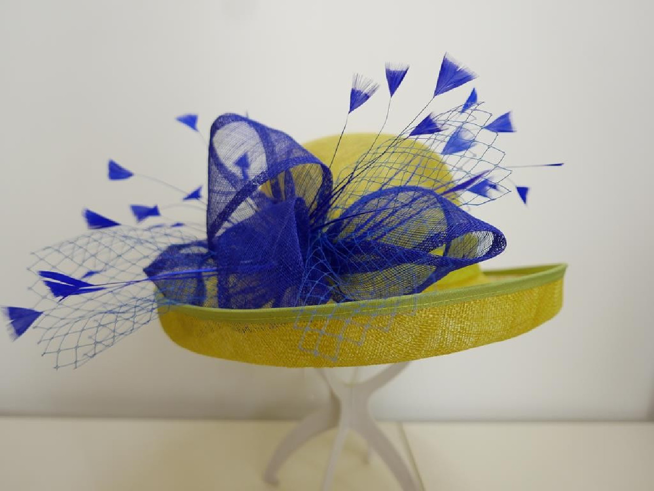 Limonkowo szafirowy wizytowy kapelusz z sinamay regulowany do 56 cm