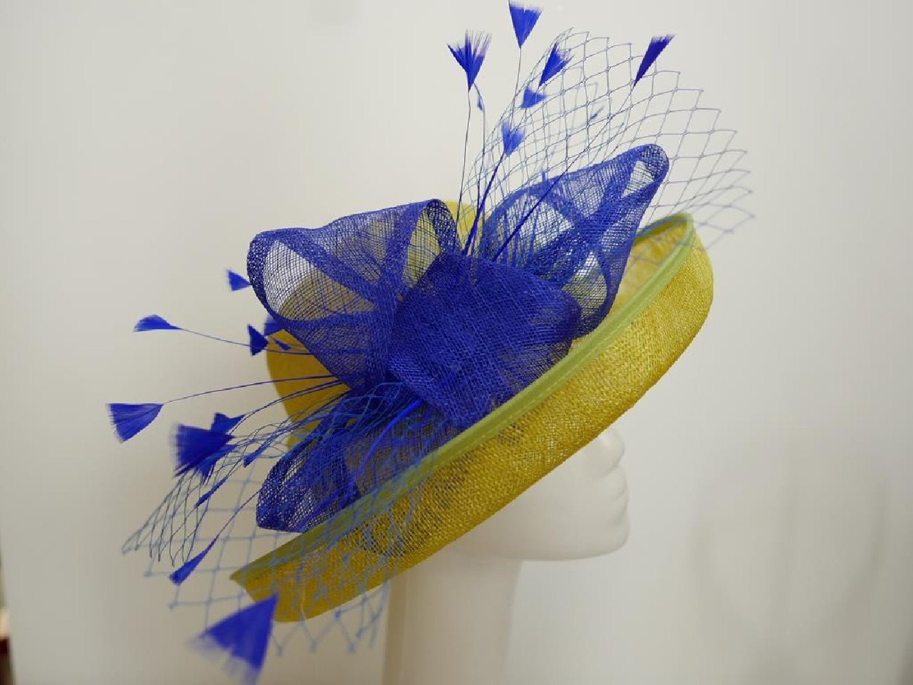 Limonkowo szafirowy wizytowy kapelusz z sinamay regulowany do 56 cm