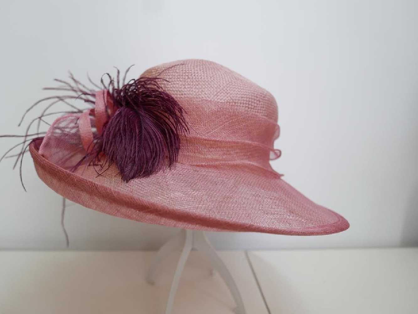 Róż burgund kapelusz z sinamay i wiskozy 56 -57 cm