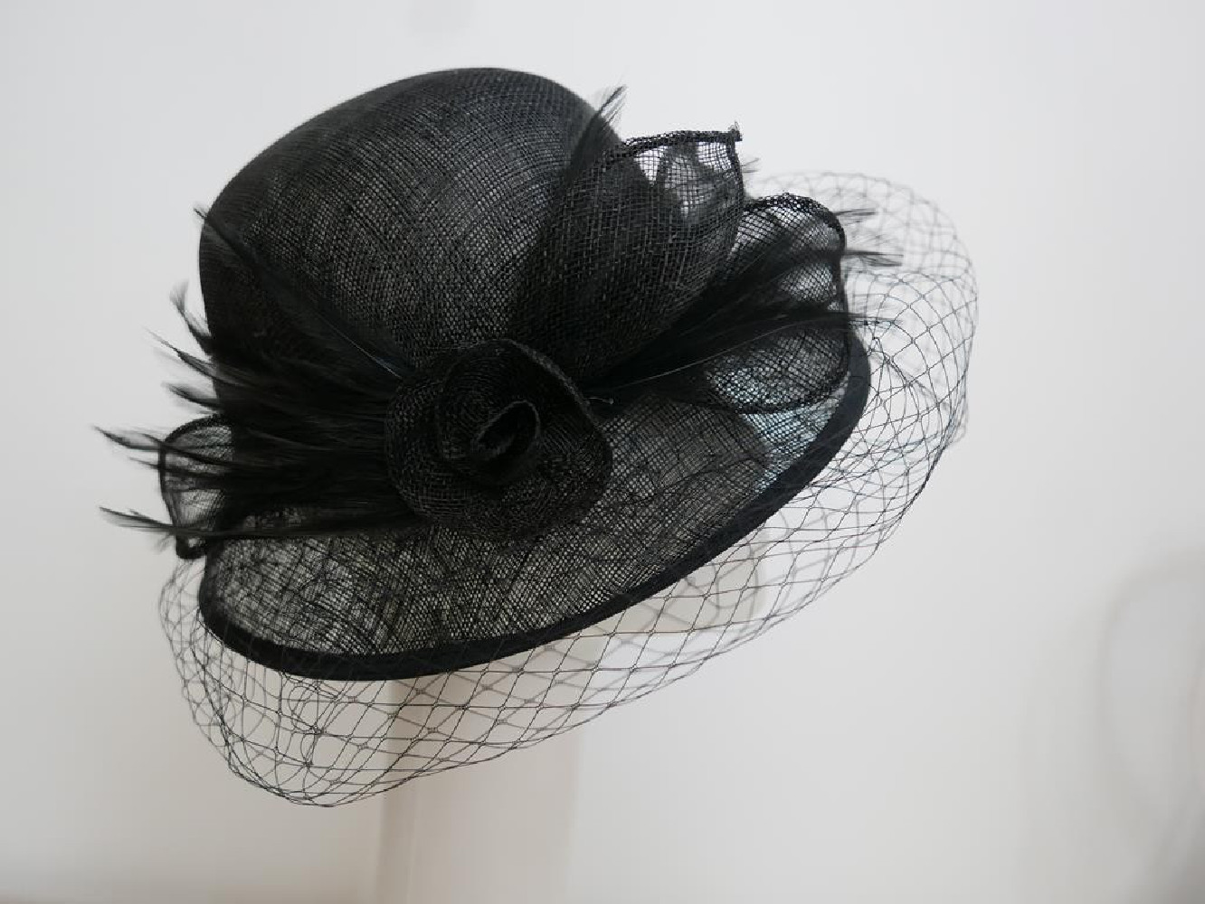 Czarny kapelusz z sinamay model retro regulowany do 57 cm