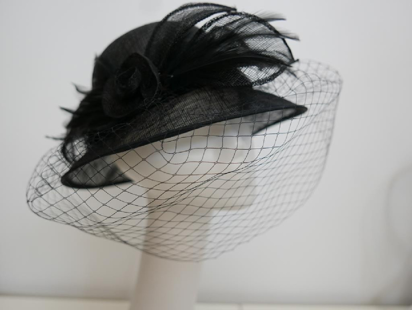 Czarny kapelusz z sinamay model retro regulowany do 57 cm