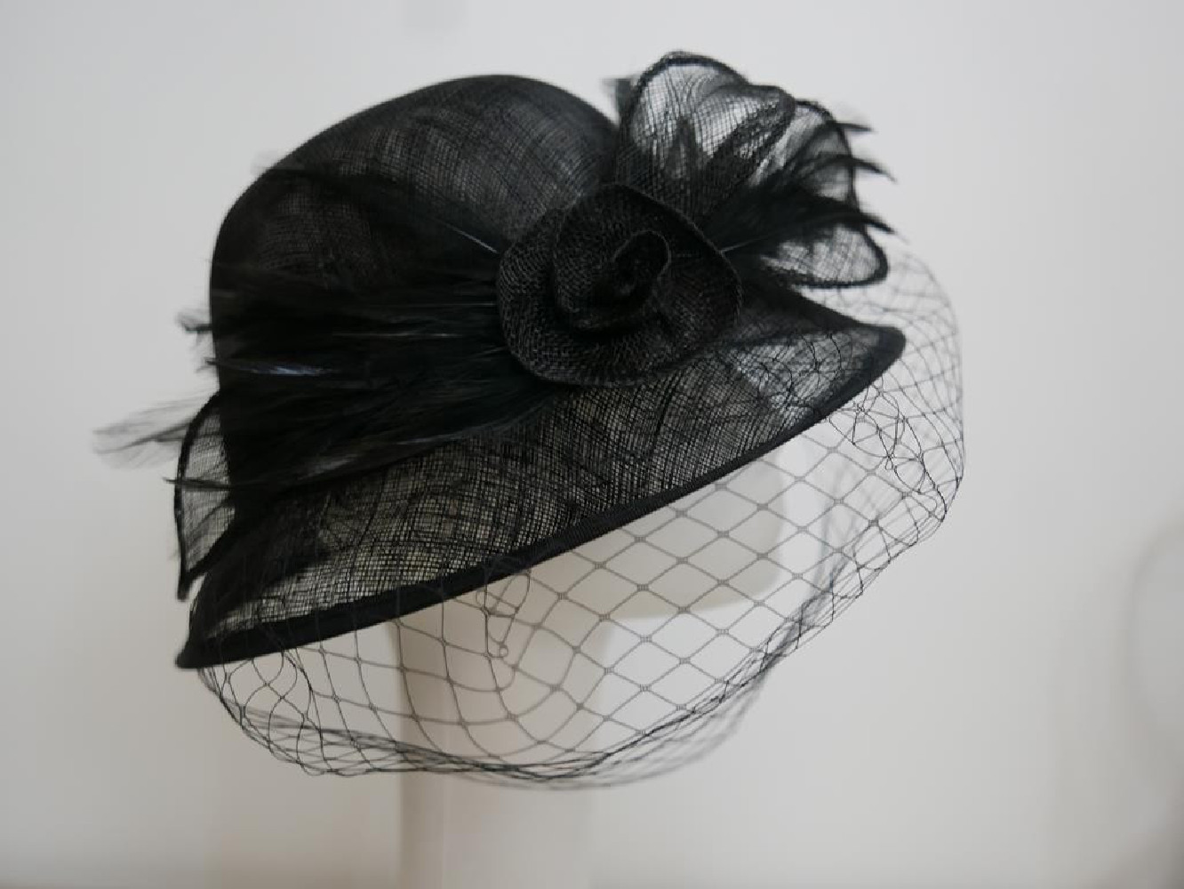 Czarny kapelusz z sinamay model retro regulowany do 57 cm