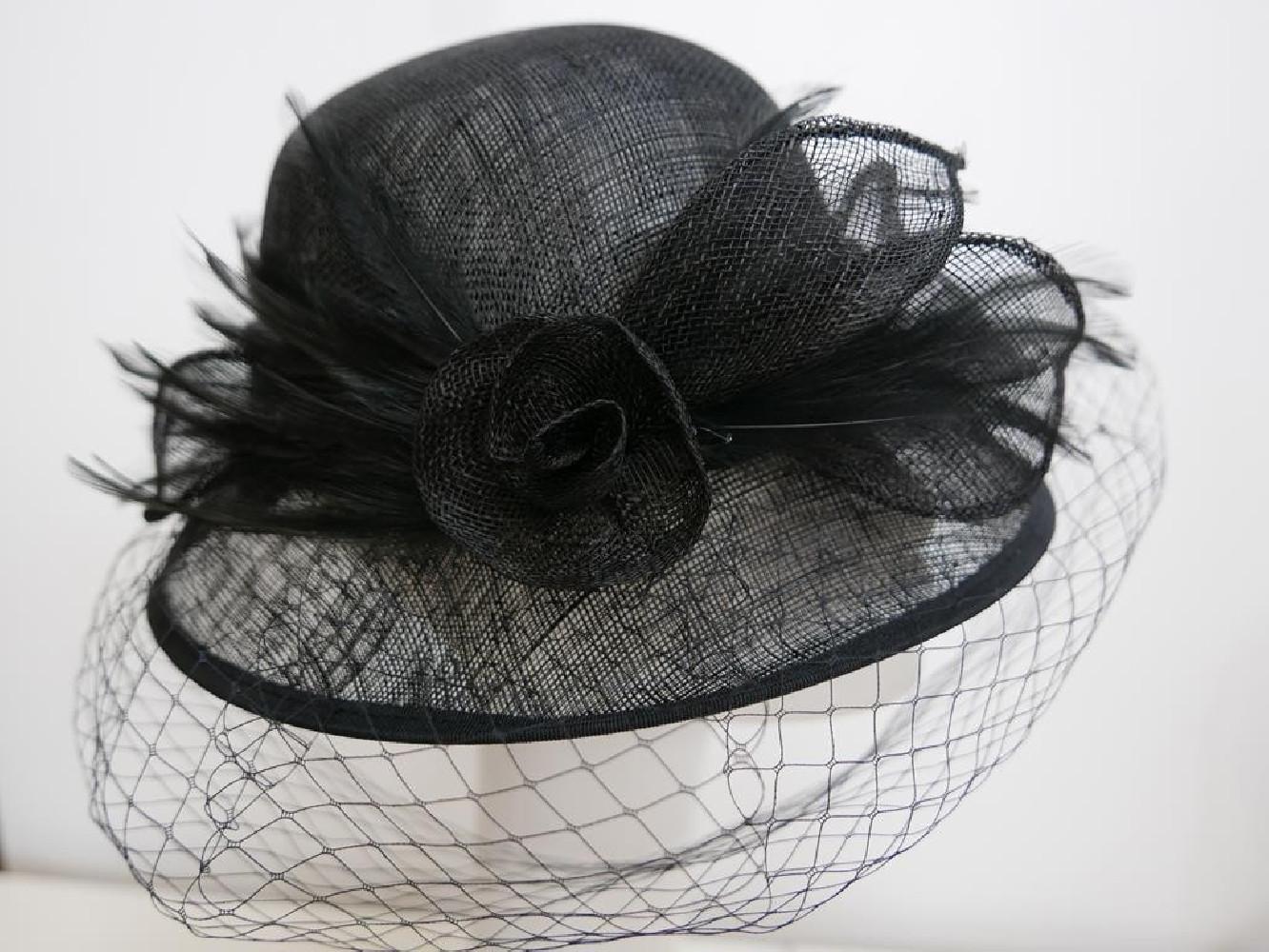 Czarny kapelusz z sinamay model retro regulowany do 57 cm