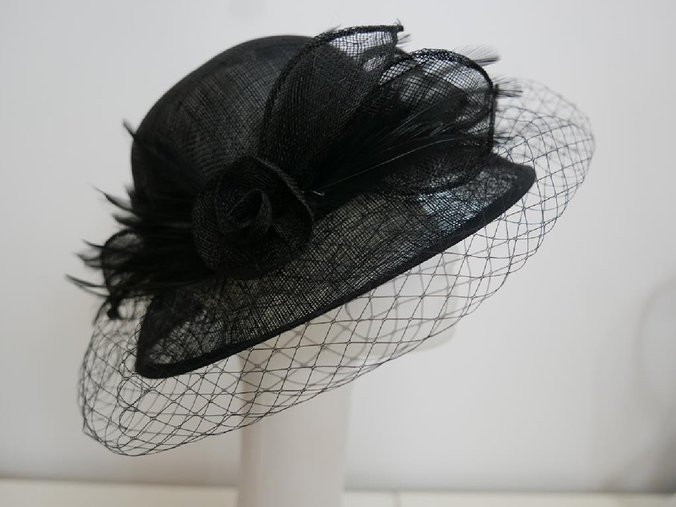 Czarny kapelusz z sinamay model retro regulowany do 57 cm