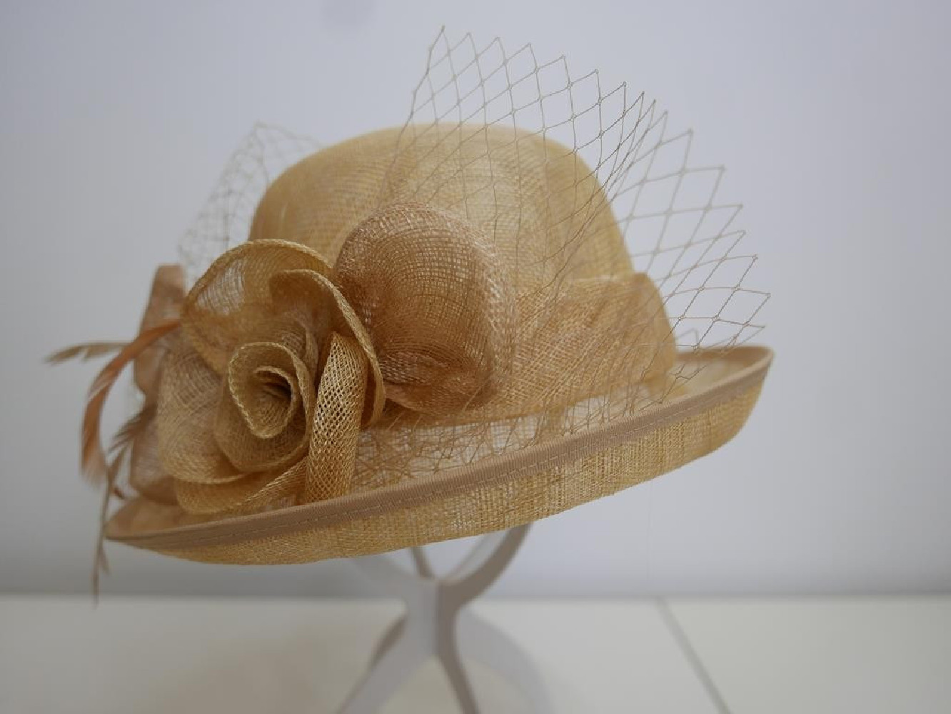 Złoty beż kapelusz z sinamay model retro regulowany do 57 cm