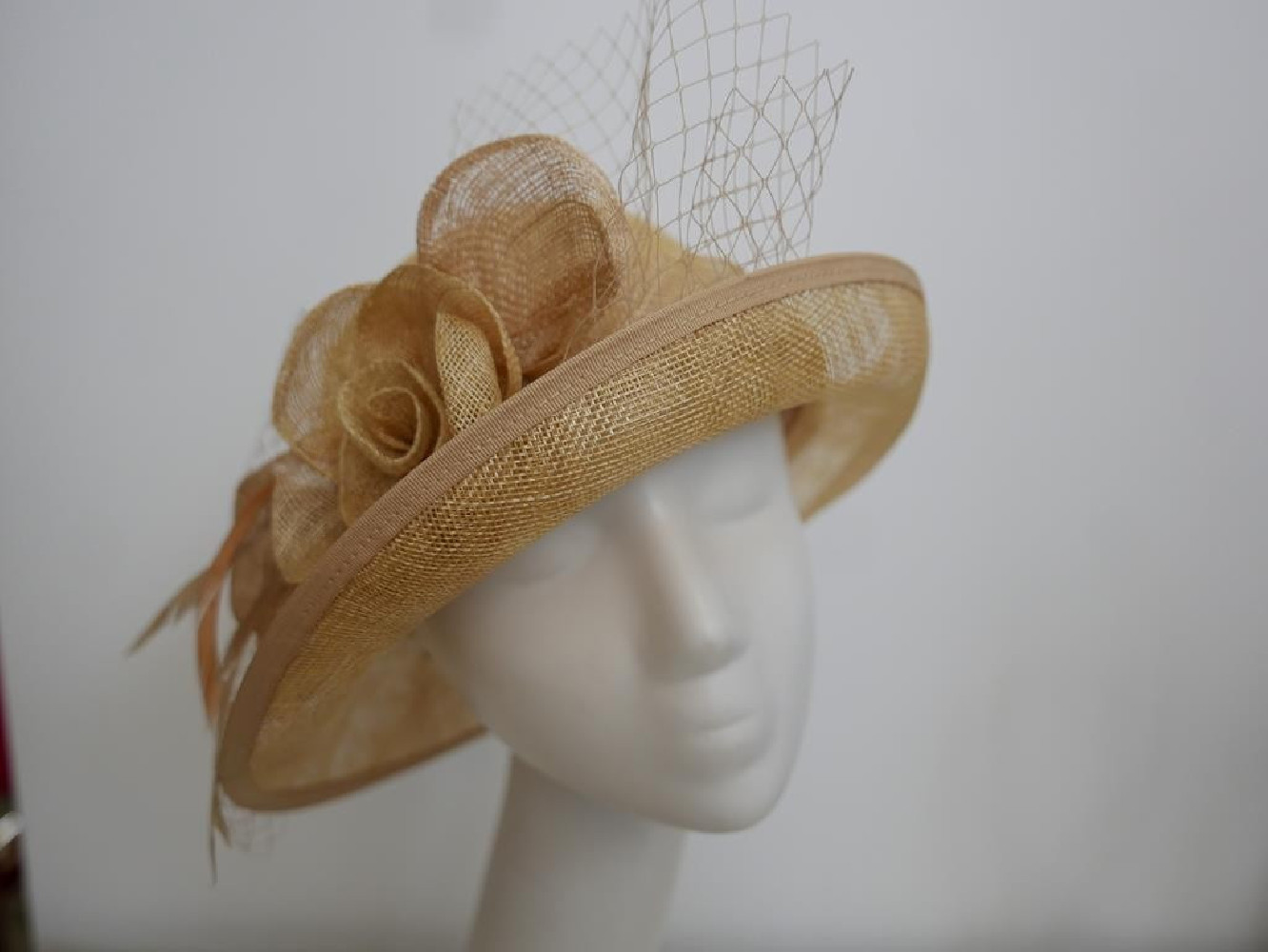 Złoty beż kapelusz z sinamay model retro regulowany do 57 cm