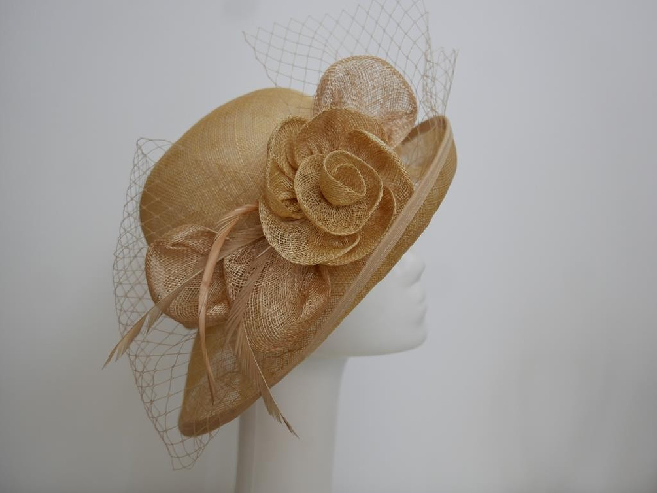 Złoty beż kapelusz z sinamay model retro regulowany do 57 cm