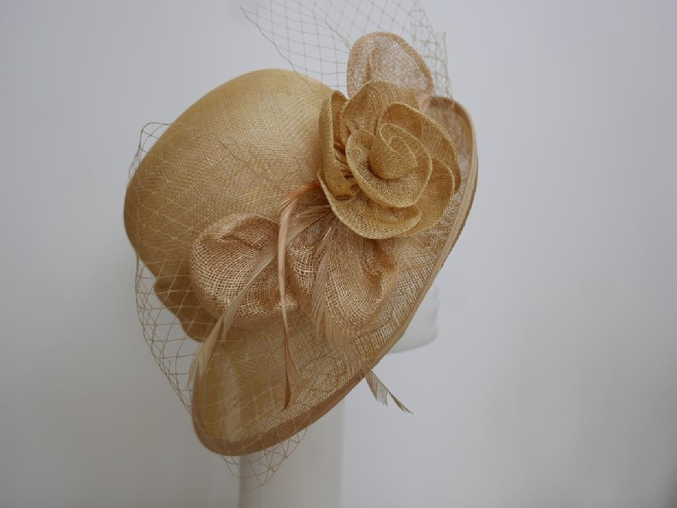 Złoty beż kapelusz z sinamay model retro regulowany do 57 cm