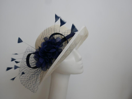 Śmietankowo granatowy kapelusz z sinamay model retro regulowany do 57 cm