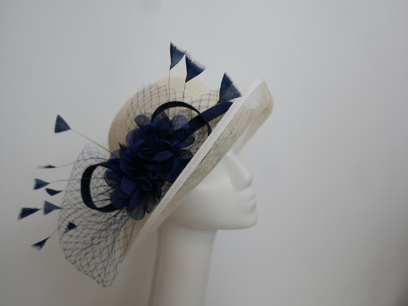 Śmietankowo granatowy kapelusz z sinamay model retro regulowany do 57 cm
