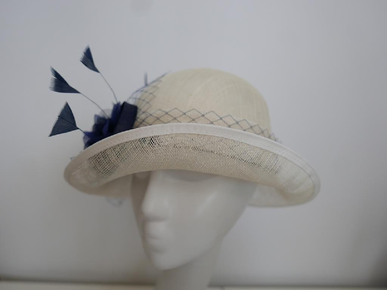 Śmietankowo granatowy kapelusz z sinamay model retro regulowany do 57 cm