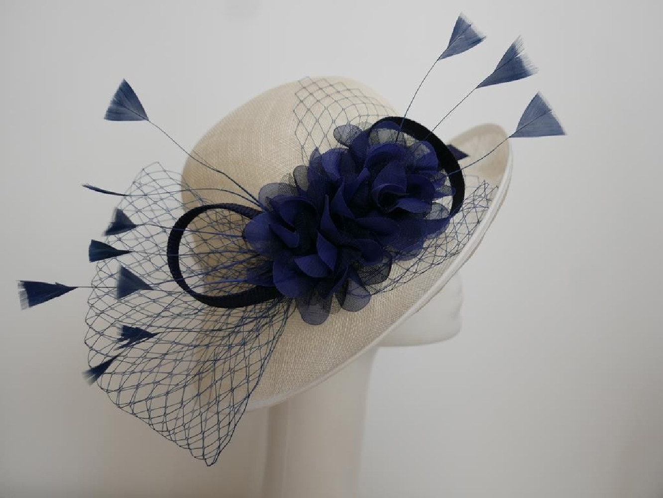 Śmietankowo granatowy kapelusz z sinamay model retro regulowany do 57 cm
