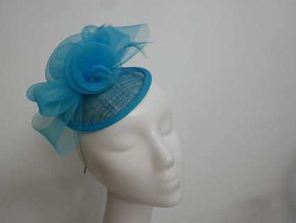 Turkusowy fascynator z sinamay i cron na przepasce