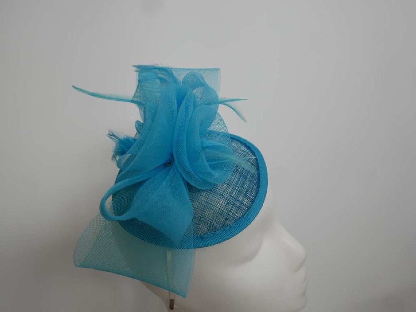 Turkusowy fascynator z sinamay i cron na przepasce