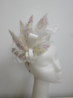 Pastelowy satynowy fascynator z piórami na przepasce