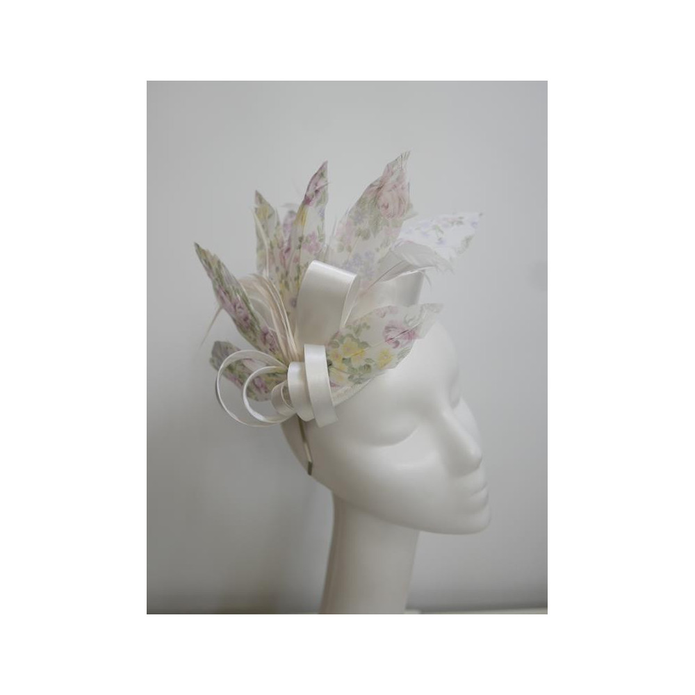 Pastelowy satynowy fascynator z piórami na przepasce