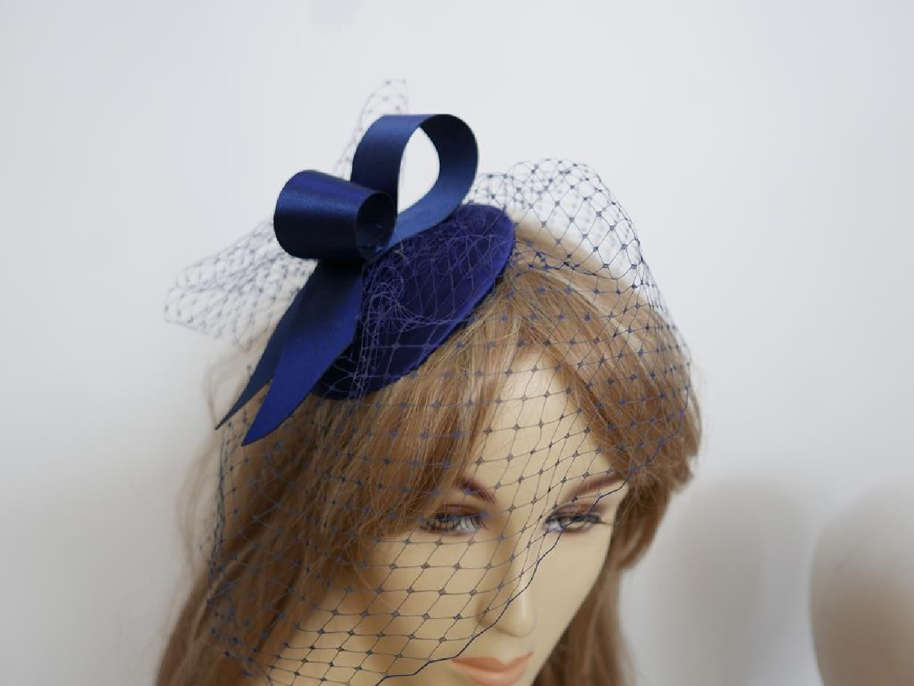 Granatowy mini toczek łezka fascynator tkanina z woalką