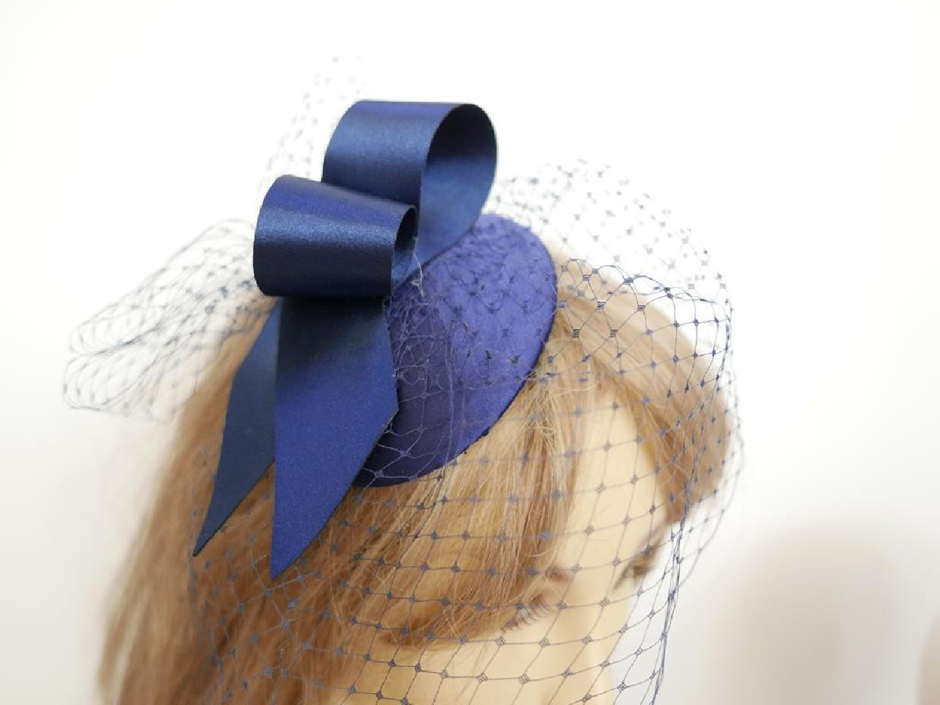 Granatowy mini toczek łezka fascynator tkanina z woalką