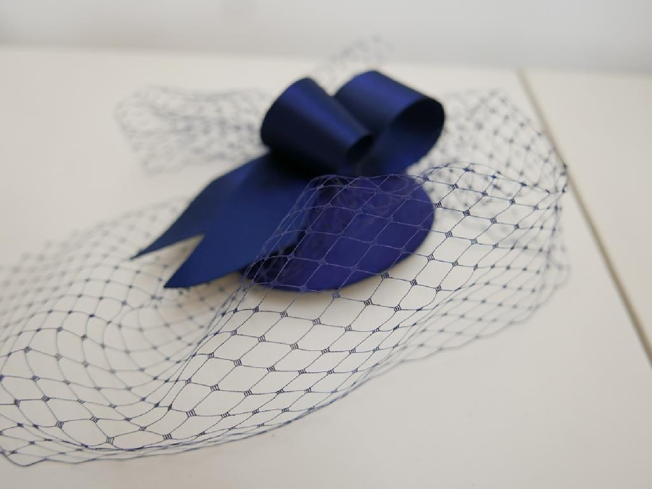 Granatowy mini toczek łezka fascynator tkanina z woalką