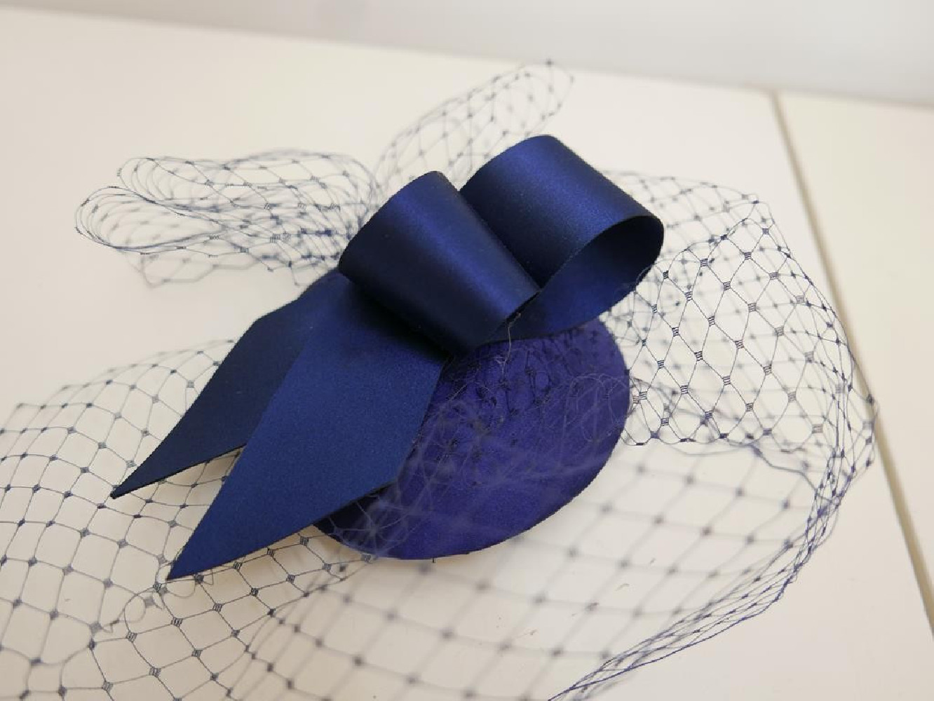 Granatowy mini toczek łezka fascynator tkanina z woalką