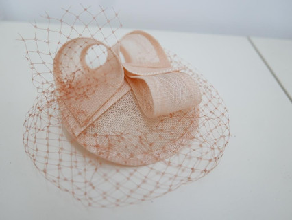 Morelowy mini toczek łezka fascynator sinamay z woalką