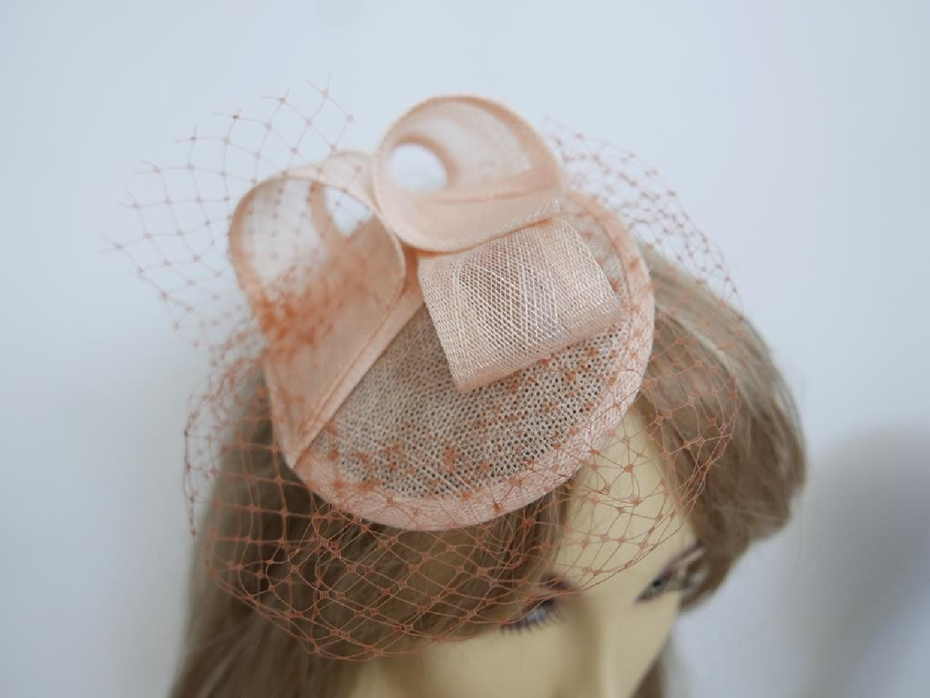 Morelowy mini toczek łezka fascynator sinamay z woalką