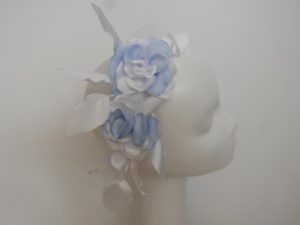 Biało niebieska opaska kwiaty dla druhny