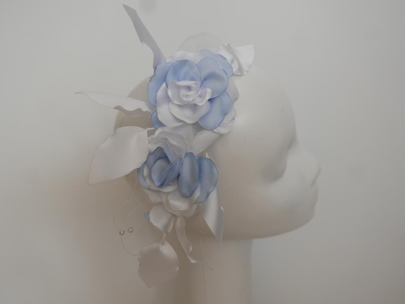 Biało niebieska opaska kwiaty dla druhny