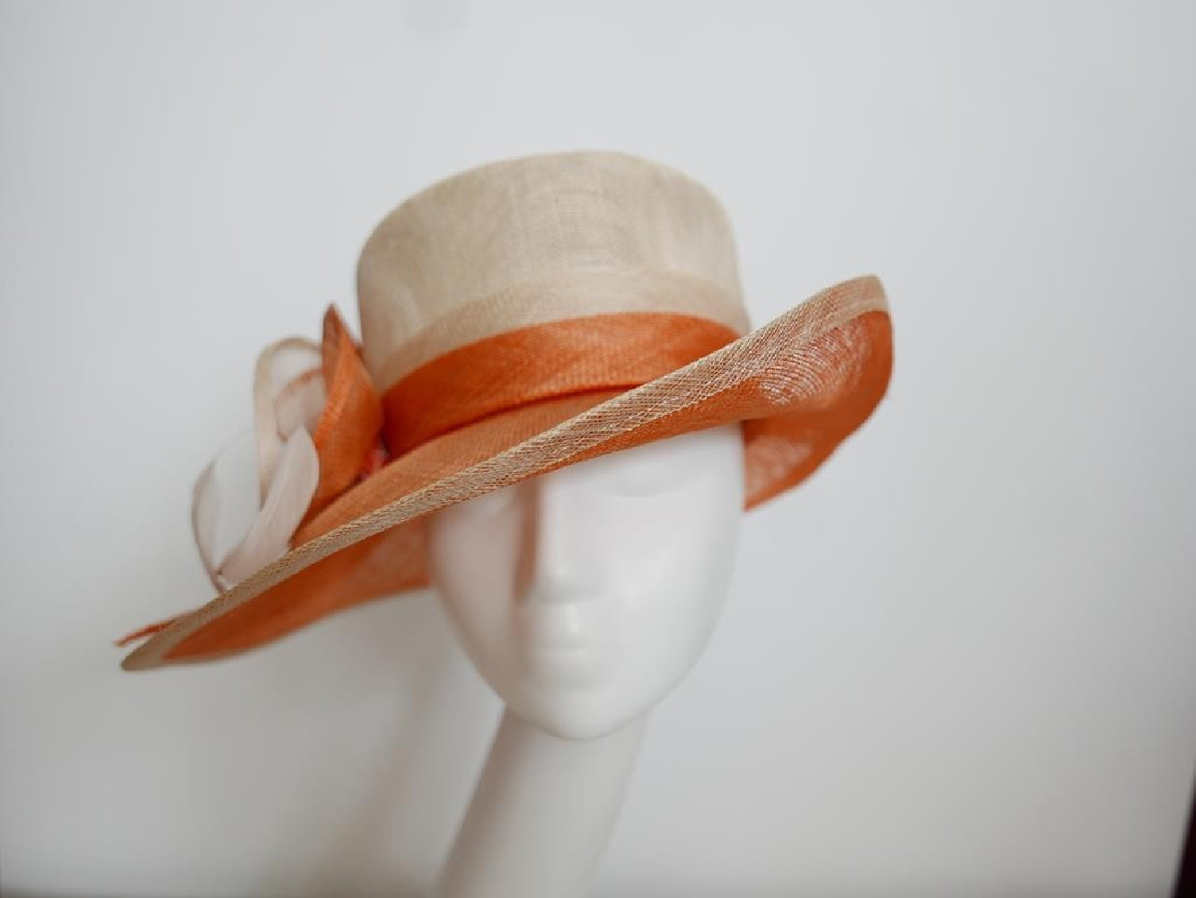 Kremowo pomarańczowy kapelusz z sinamay 53 -55 cm