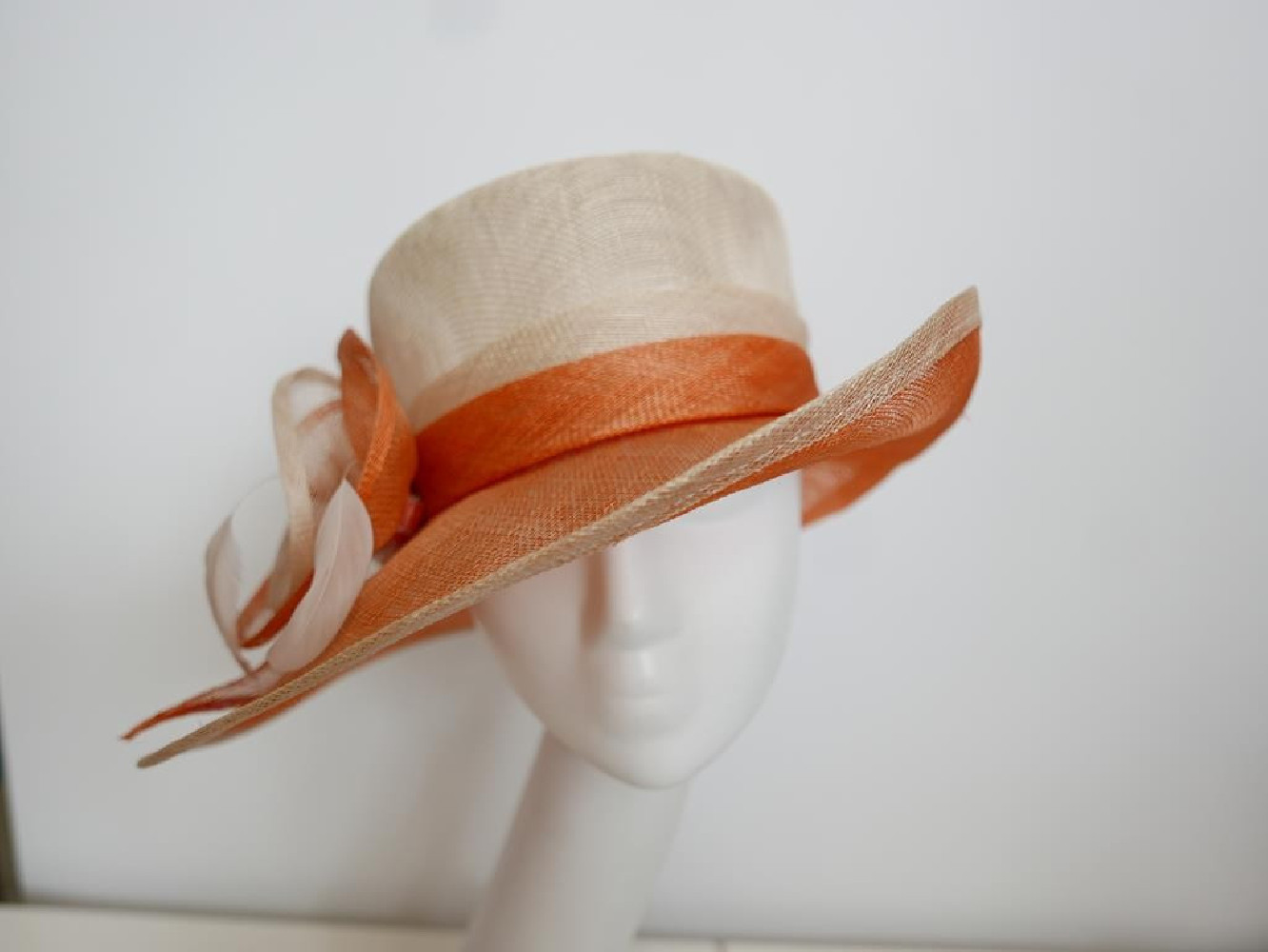 Kremowo pomarańczowy kapelusz z sinamay 53 -55 cm