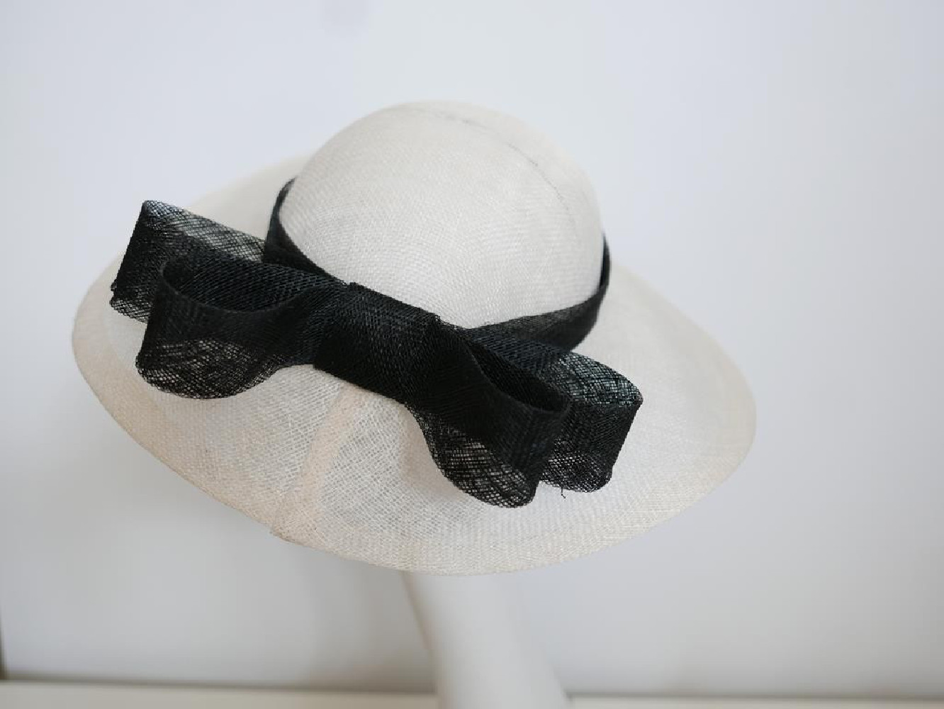 Śmietankowo czarny kapelusz z sinamay uniwersalny
