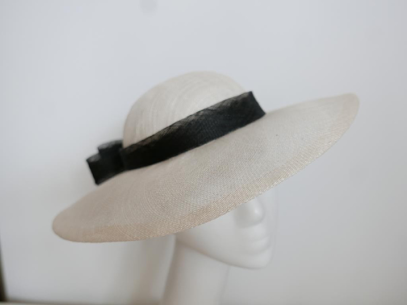 Śmietankowo czarny kapelusz z sinamay uniwersalny
