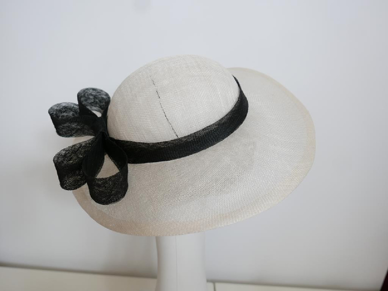 Śmietankowo czarny kapelusz z sinamay uniwersalny
