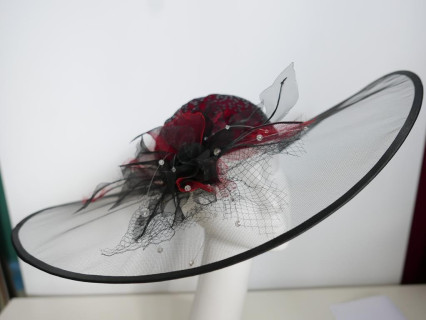 Czarno czerwony kapelusz wizytowy