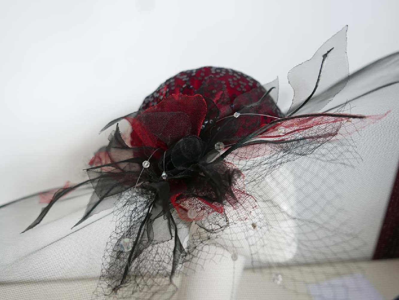 Czarno czerwony kapelusz wizytowy