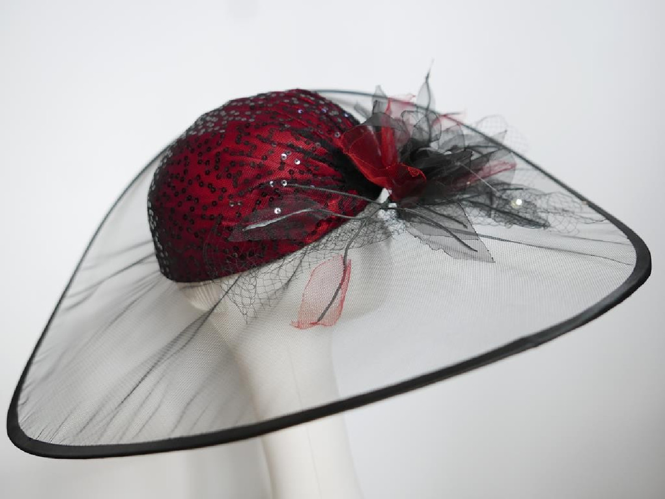 Czarno czerwony kapelusz wizytowy