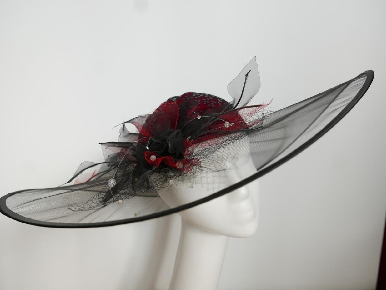 Czarno czerwony kapelusz wizytowy