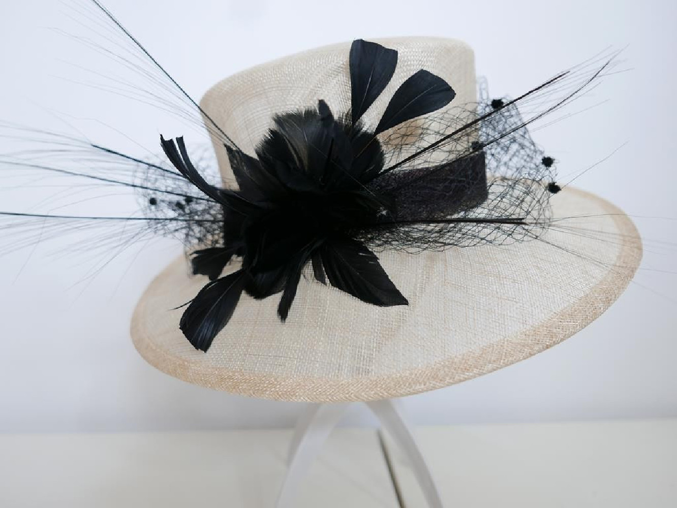 Beżowo czarny kapelusz z sinamay 55 -57 cm