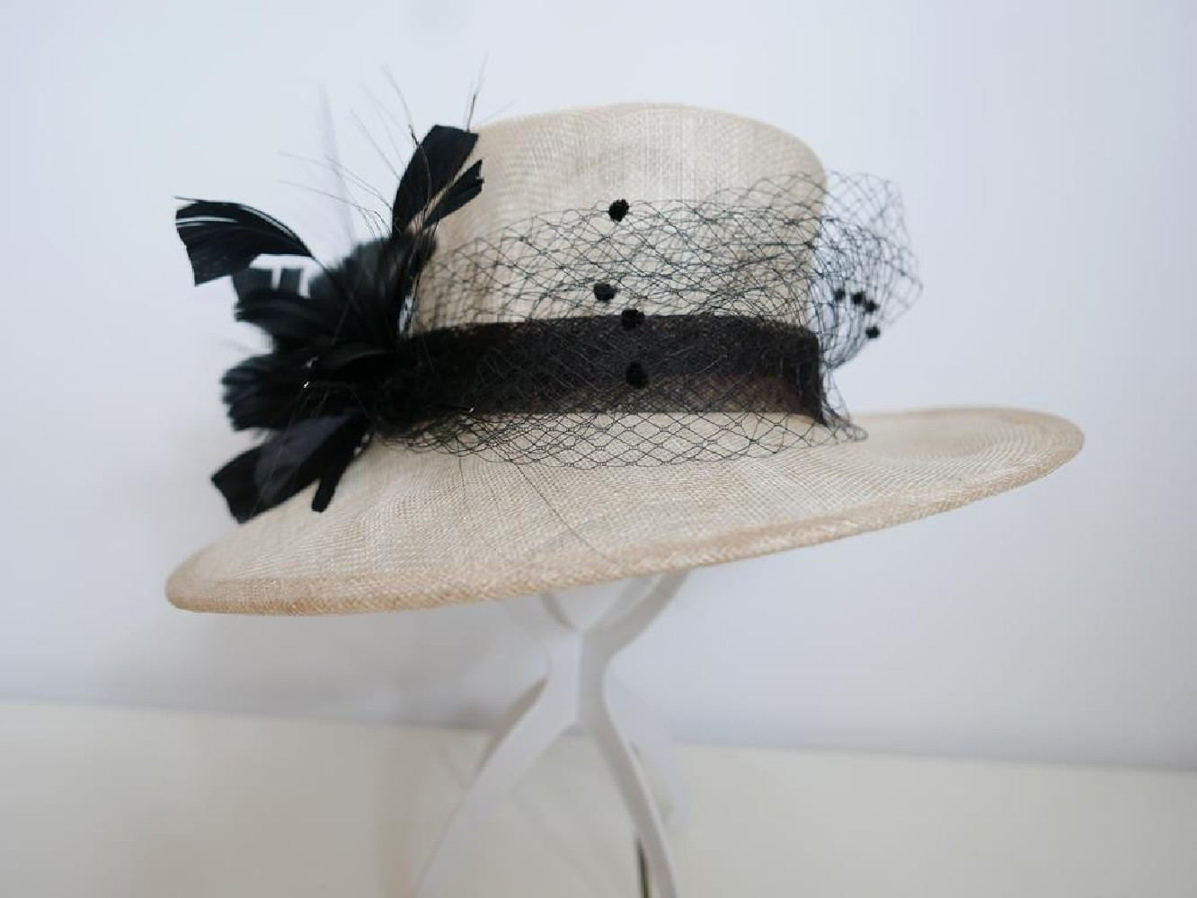 Beżowo czarny kapelusz z sinamay 55 -57 cm
