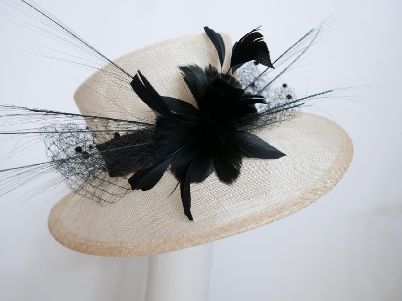 Beżowo czarny kapelusz z sinamay 55 -57 cm